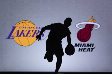 Orlando, ABD. - Eylül 'de. 19: NBA Finali 2020, Los Angeles Lakers Miami Heat 'e karşı. Bubble 'da Covid Sezon finali. Basketbolcunun silueti. Arka planda NBA Finalistlerinin logoları var.