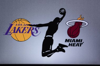 Orlando, ABD. - Eylül 'de. 19: NBA Finali 2020, Los Angeles Lakers Miami Heat 'e karşı. Bubble 'da Covid Sezon finali. Basketbolcunun silueti. Arka planda NBA Finalistlerinin logoları var.