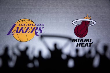 Orlando, ABD. - Eylül 'de. 19: NBA Finali 2020, Los Angeles Lakers Miami Heat 'e karşı. Bubble 'da Covid Sezon finali. Hayranların ve destekçilerin silueti. Arka planda NBA Finalistlerinin logoları var.