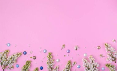 Göz farı ve pastel pembe arka planda beyaz leylak çiçekleri olan güzel bir arka plan. Modern makyaj kozmetikleri. Üst görünüm, alanı kopyala.