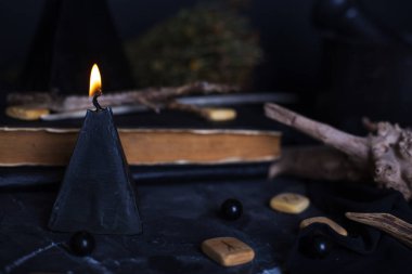 Yanan mumlar ve pentagram çemberiyle dolu bir hayat. Okült, şeytani ve esrarengiz sembollerle kara büyü ayini. Cadılar Bayramı ya da kehanet ayini