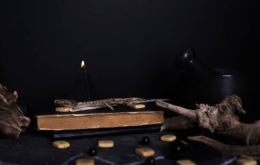 Yanan mumlar ve pentagram çemberiyle dolu bir hayat. Okült, şeytani ve esrarengiz sembollerle kara büyü ayini. Cadılar Bayramı ya da kehanet ayini
