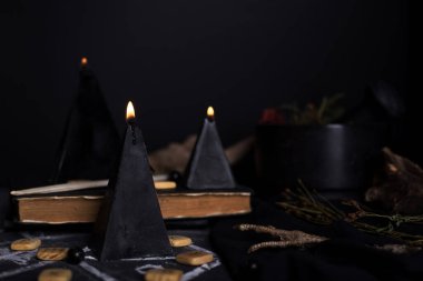 Yanan mumlar ve pentagram çemberiyle dolu bir hayat. Okült, şeytani ve esrarengiz sembollerle kara büyü ayini. Cadılar Bayramı ya da kehanet ayini