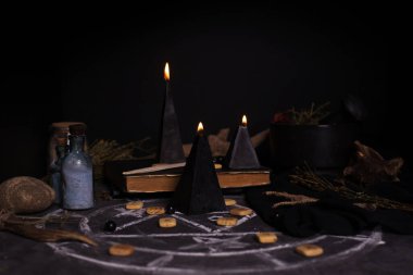 Yanan mumlar ve pentagram çemberiyle dolu bir hayat. Okült, şeytani ve esrarengiz sembollerle kara büyü ayini. Cadılar Bayramı ya da kehanet ayini
