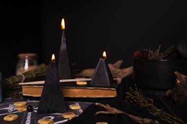 Yanan mumlar ve pentagram çemberiyle dolu bir hayat. Okült, şeytani ve esrarengiz sembollerle kara büyü ayini. Cadılar Bayramı ya da kehanet ayini