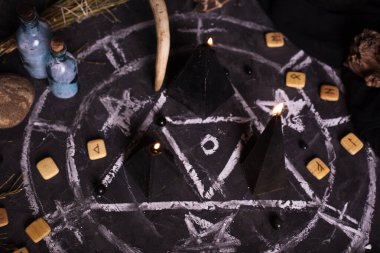 Yanan mumlar ve pentagram çemberiyle dolu bir hayat. Okült, şeytani ve esrarengiz sembollerle kara büyü ayini. Cadılar Bayramı ya da kehanet ayini