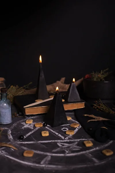 Натюрморт Горящими Свечами Кругом Пентаграммы Черный Магический Ритуал Оккультными Злыми — стоковое фото