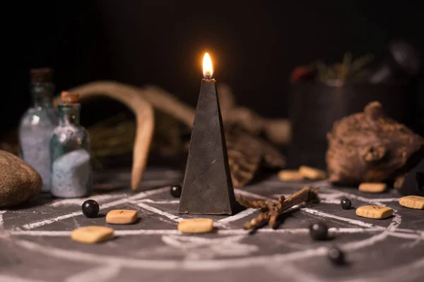 Natureza Morta Com Velas Acesas Fundo Círculo Pentagrama Ritual Magia — Fotografia de Stock