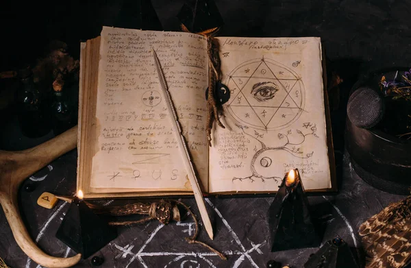 Ouvre Vieux Livre Avec Des Sorts Magiques Des Runes Des — Photo