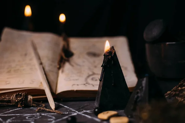 Abre Libro Viejo Con Hechizos Mágicos Runas Velas Negras Mesa —  Fotos de Stock