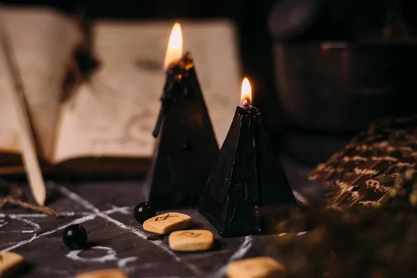 Abra Velho Livro Com Feitiços Mágicos Runas Velas Pretas Mesa — Fotografia de Stock