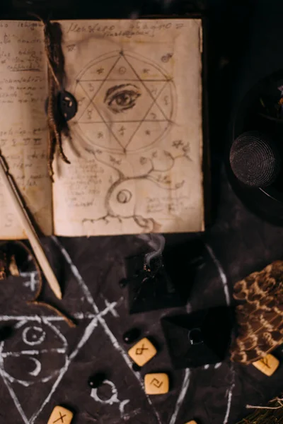 Откройте Старую Книгу Волшебными Заклинаниями Рунами Черными Свечами Ведьминском Столе — стоковое фото