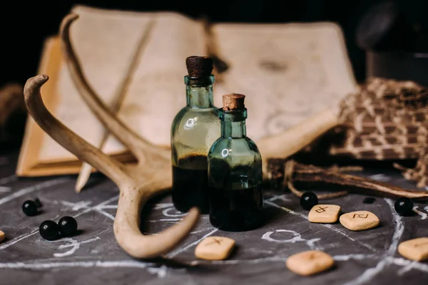 Varázsital Üveg Modern Boszorkányság Koncepció Bájitalokkal Gyógynövényekkel Okkult Berendezésekkel Varázslatos — Stock Fotó