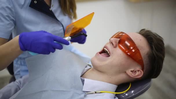 Mujer Dentista Tratando Joven Paciente Protocolo Quirúrgico Implantes Dentales Con — Vídeo de stock