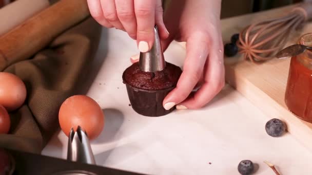 Weibliche Hände Gießen Karamellfüllung Schokokuchen Eine Frau Bereitet Der Küche — Stockvideo