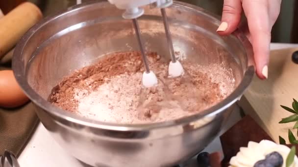 Den Schokoladenbraunen Teig Mit Einem Schneebesen Rühren Eine Frau Bereitet — Stockvideo