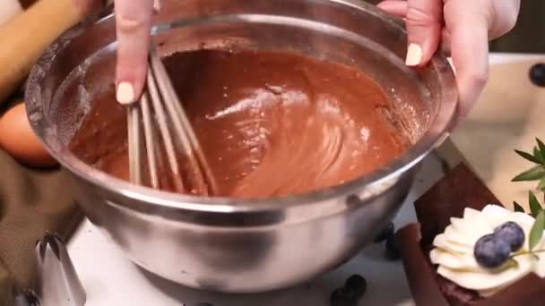 Den Schokoladenbraunen Teig Mit Einem Schneebesen Rühren Eine Frau Bereitet — Stockvideo