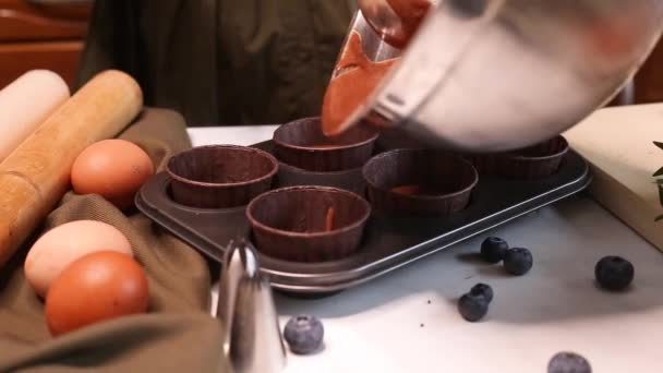 Női Kezek Tálból Tésztát Papírpohárba Sütőtálcába Teszik Egy Finom Sütiket — Stock videók