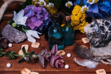 Sihirli iksir şişesi. İksirler, şifalı bitkiler ve okült ekipmanlarla Cadılar Bayramı konsepti. Karanlık bir arkaplanda kopyalama alanı olan büyülü bir yaşam.