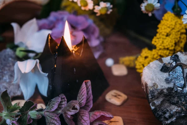 Nature Morte Avec Des Bougies Noires Des Pierres Des Herbes — Photo