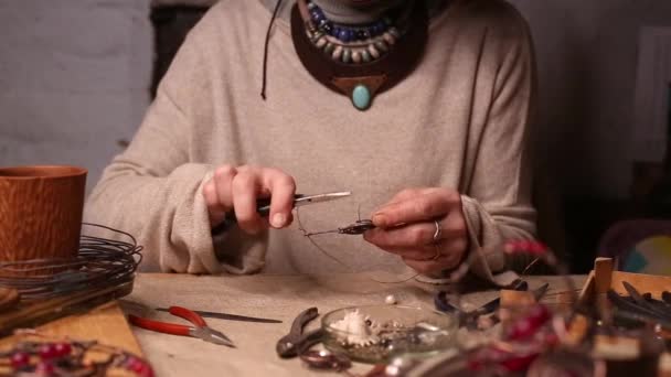 Ferramentas Trabalho Fio Cobre Artesanal Sobre Mesa Com Acessos Artesanato — Vídeo de Stock