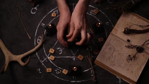 Kadın Bir Falcı Falcının Üst Görüntüsü Pentagramın Arka Planında Sihirli — Stok video