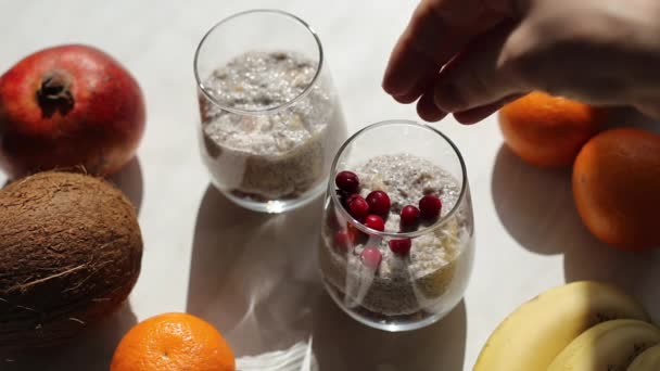 Der Herstellungsprozess Von Pudding Aus Chiasamen Mit Kokosmilch Und Müsli — Stockvideo