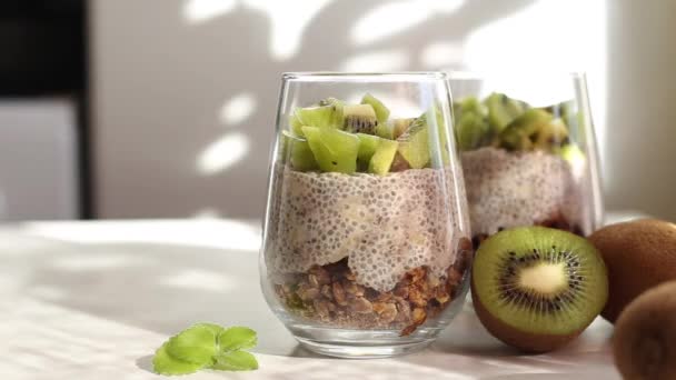 Chia Zaadpudding Met Kokosmelk Kiwi Een Glas Met Granola Gezond — Stockvideo