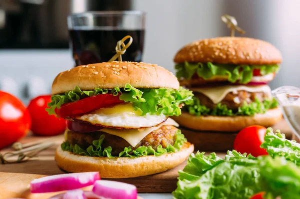 Két Házi Készítésű Friss Ízletes Burger Salátával Sajttal Összetevők Asztalon — Stock Fotó