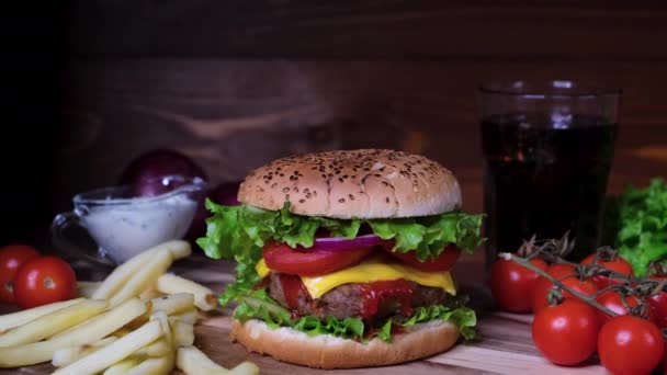 Panadera Cocinaba Hamburguesas Hacer Hamburguesa Casera Con Bollos Chuletas Lechuga — Vídeo de stock