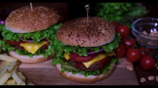 Robiąc Domowej Roboty Hamburgera Bułek Kotlety Sałata Ogórek Pomidory Cebula — Wideo stockowe