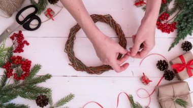Özel ders: Yabanmersini dallarının evde nasıl kolay Noel çelengi yapılacağı. Adım adım video talimatları. DIY sanat projesi. Adım 1.