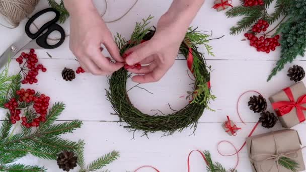 투표자 블루베리 나뭇가지로 크리스마스 화환을 만드는 단계씩 비디오 Diy 프로젝트 — 비디오