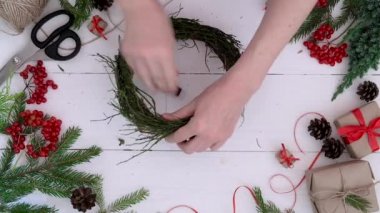 Özel ders: Yabanmersini dallarının evde nasıl kolay Noel çelengi yapılacağı. Adım adım video talimatları. DIY sanat projesi. Adım 3.