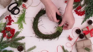 Özel ders: Yabanmersini dallarının evde nasıl kolay Noel çelengi yapılacağı. Adım adım video talimatları. DIY sanat projesi. 4. Adım.