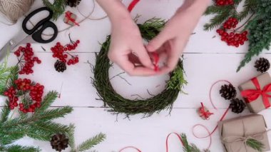 Özel ders: Yabanmersini dallarının evde nasıl kolay Noel çelengi yapılacağı. Adım adım video talimatları. DIY sanat projesi. Beşinci adım..