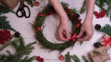 Yabanmersini dallarının evindeki Noel çelengi. DIY Sanat Projesi.