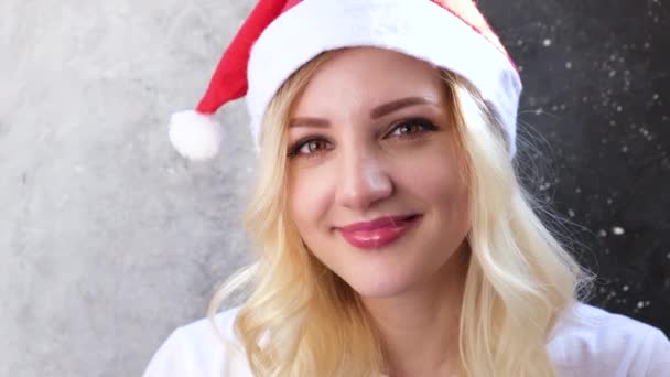 Noel Baba Şapkalı Mutlu Sarışın Kız Akıllı Telefonunu Kullanıyor Video — Stok video