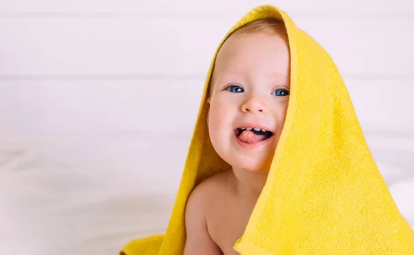 Bebé Lindo Con Ojos Azules Envueltos Una Toalla Mientras Capucha — Foto de Stock
