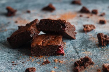 Kirazlı çikolatalı kek. Masanın üzerinde çocuk oyuncağı.