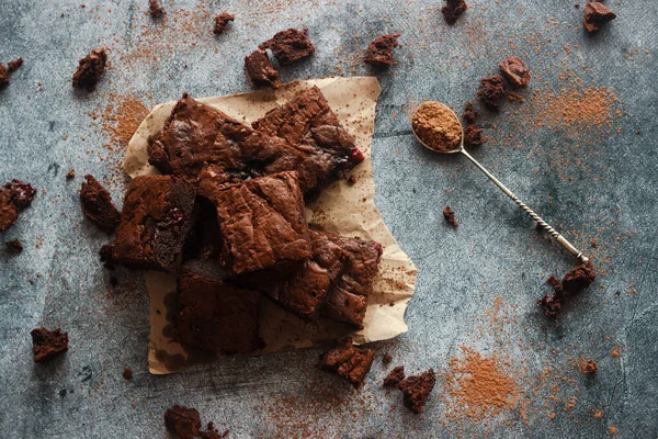 Sabroso Brownie Chocolate Con Cereza Trozos Pastel Mesa — Foto de Stock