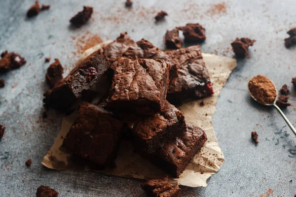 Sabroso Brownie Chocolate Con Cereza Trozos Pastel Mesa — Foto de Stock