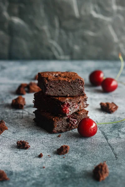 Sabroso Brownie Chocolate Con Cereza Trozos Pastel Mesa — Foto de Stock