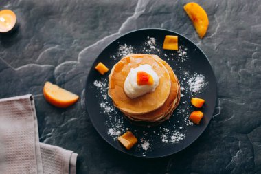 Şeftalili krep, krema ve bal. Tabakta krep. Lezzetli kahvaltı.