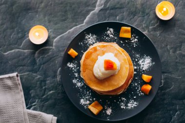 Şeftalili krep, krema ve bal. Tabakta krep. Lezzetli kahvaltı.