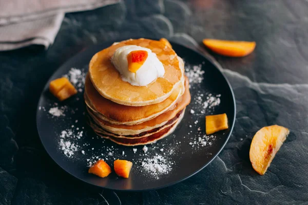 Şeftalili krep, krema ve bal. Tabakta krep. Lezzetli kahvaltı.