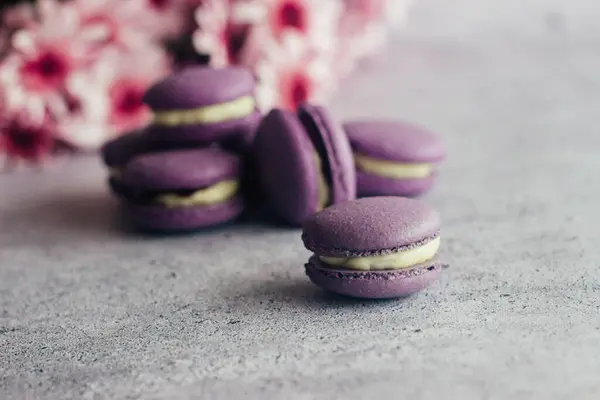 Des Macarons Délicieux Desserts Français Macarons Aux Fleurs Macarons Violets — Photo