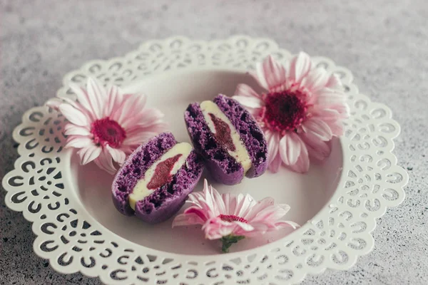 Makaroner Läckra Franska Desserter Makaroner Med Blommor Lila Makaroner Bordet — Stockfoto
