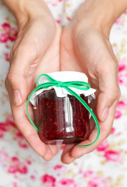 Bonbonniere düğün konukları için. Elinde reçelli kavanoz