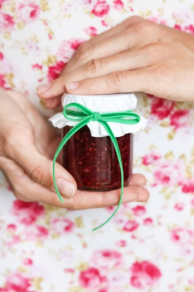 Bonbonniere düğün konukları için. Elinde reçelli kavanoz